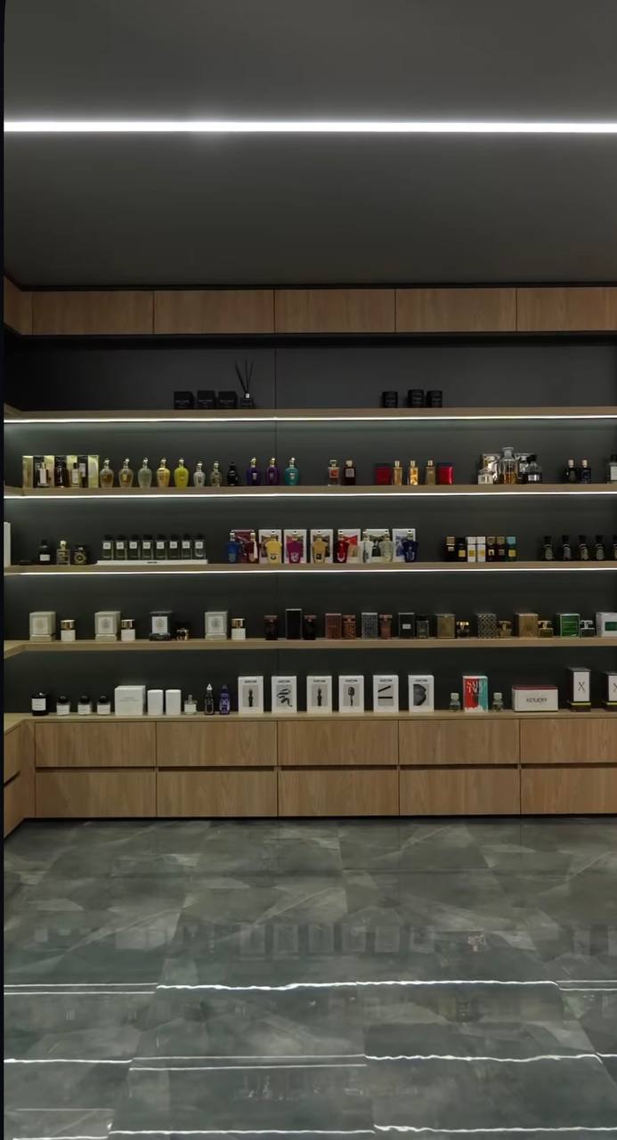 Interior design, Composite material, Shelving, Shelf, Flooring, Ceiling