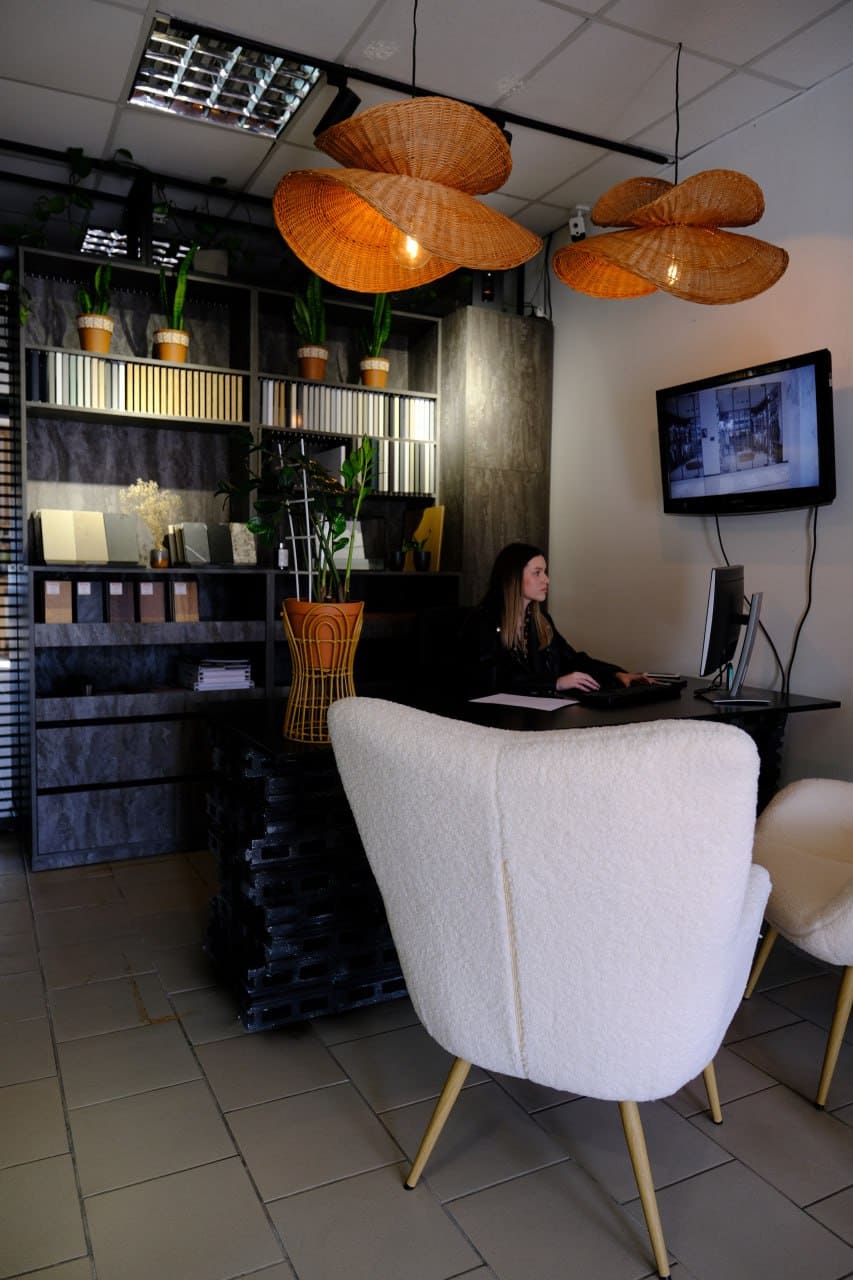 Interior design, Light fixture, Living room, Furniture, Lighting, Chair, Lampshade, Ceiling, Lamp