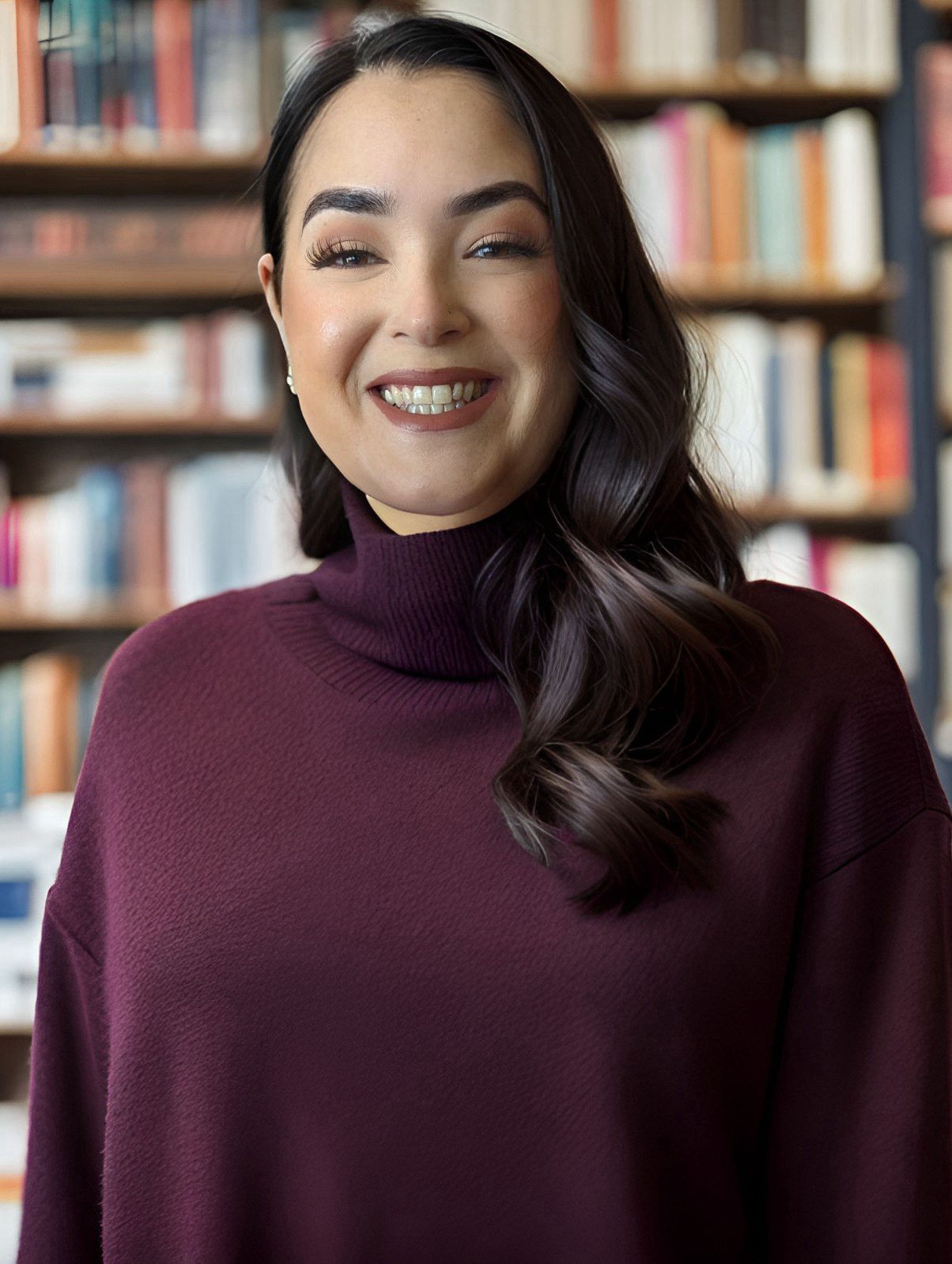 Facial expression, Smile, Cheek, Lip, Chin, Eyebrow, Eye, Bookcase, Shelf, Sleeve