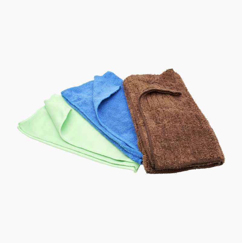 Three folded microfiber cloths in green, blue, and brown, arranged diagonally on a white background.