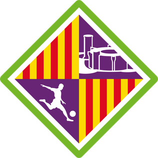 Rhombus football logo: white player, city silhouette, Aragon flag stripes, purple, green border.