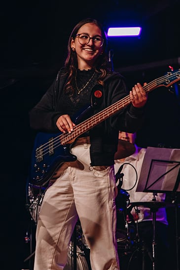 Plucked string instrument, Performing Arts, Chordophone, Guitarist, Guitar, Bassist, Entertainment, Music