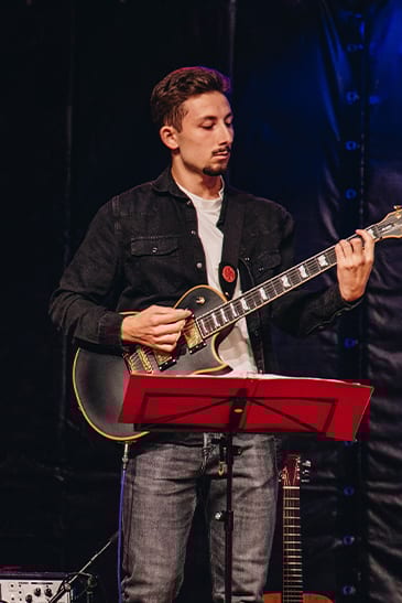 Plucked string instrument, Chordophone, Guitar, Guitarist, Entertainment, Music, Musician, Performance