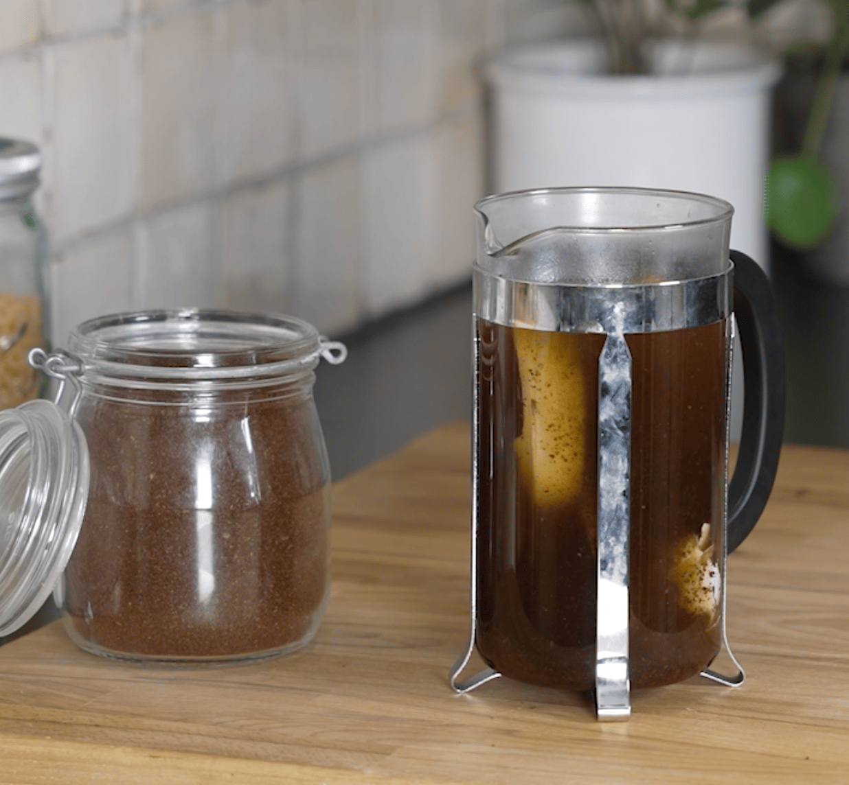 Highball glass, Liquid, Drinkware, Tableware, Food, Ingredient, Solution, Barware, Table, Cup