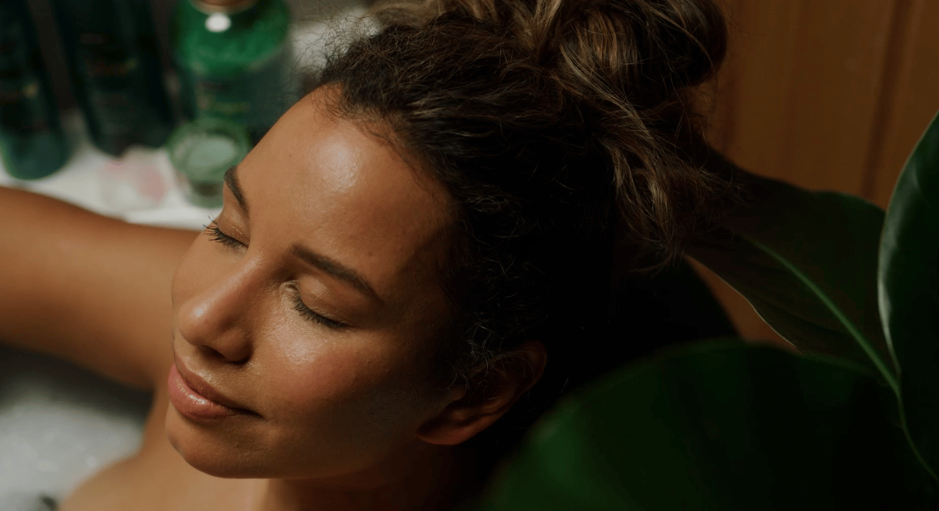 Beauty salon, Forehead, Nose, Lip, Eyelash, Ear, Jaw, Neck, Gesture, Happy