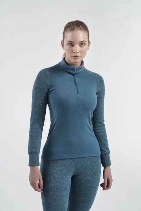 Human body, Outerwear, Arm, Shoulder, Neck, Sleeve, Waist, Jersey, Gesture, Grey