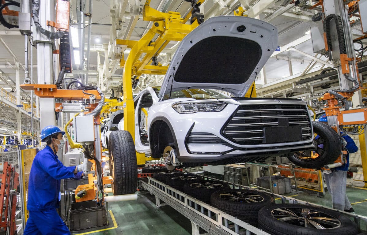 Land vehicle, Automotive tire, Wheel, Hood, Car