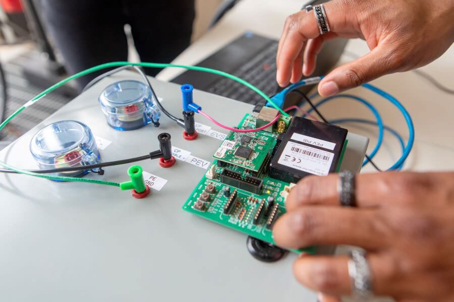 Passive circuit component, Hardware programmer, Electronic engineering, Electrical wiring, Hand, Watch, Finger
