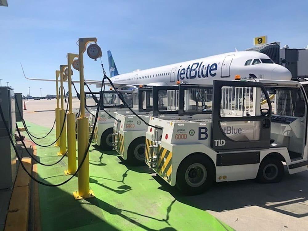 Tour bus service, Automotive tire, Motor vehicle, Wheel, Sky