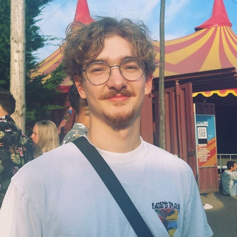 Vision care, Forehead, Glasses, Chin, Daytime, Smile, World, Sky, Eyewear, Beard