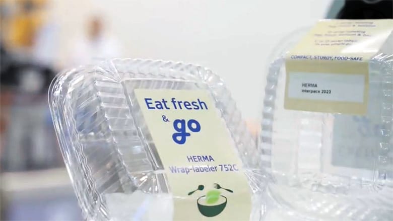 Image of clamshell pack featuring labeling applied using the HERMA 652C Top and Bottom Labeler