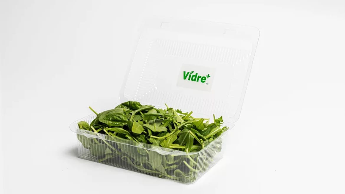 Image of fresh spinach in clamshell packaging incorporating Fresh Inset's Vidre+™ Complex technology.
