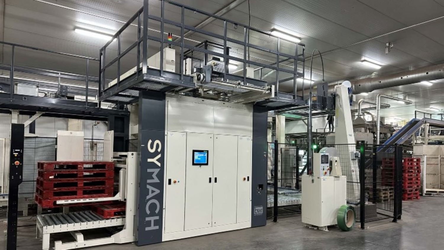 BW Flexible Systems’ SYMACH 3500S palletizer in warehouse