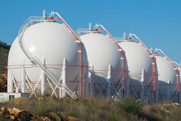 Liquefied natural gas storage tanks