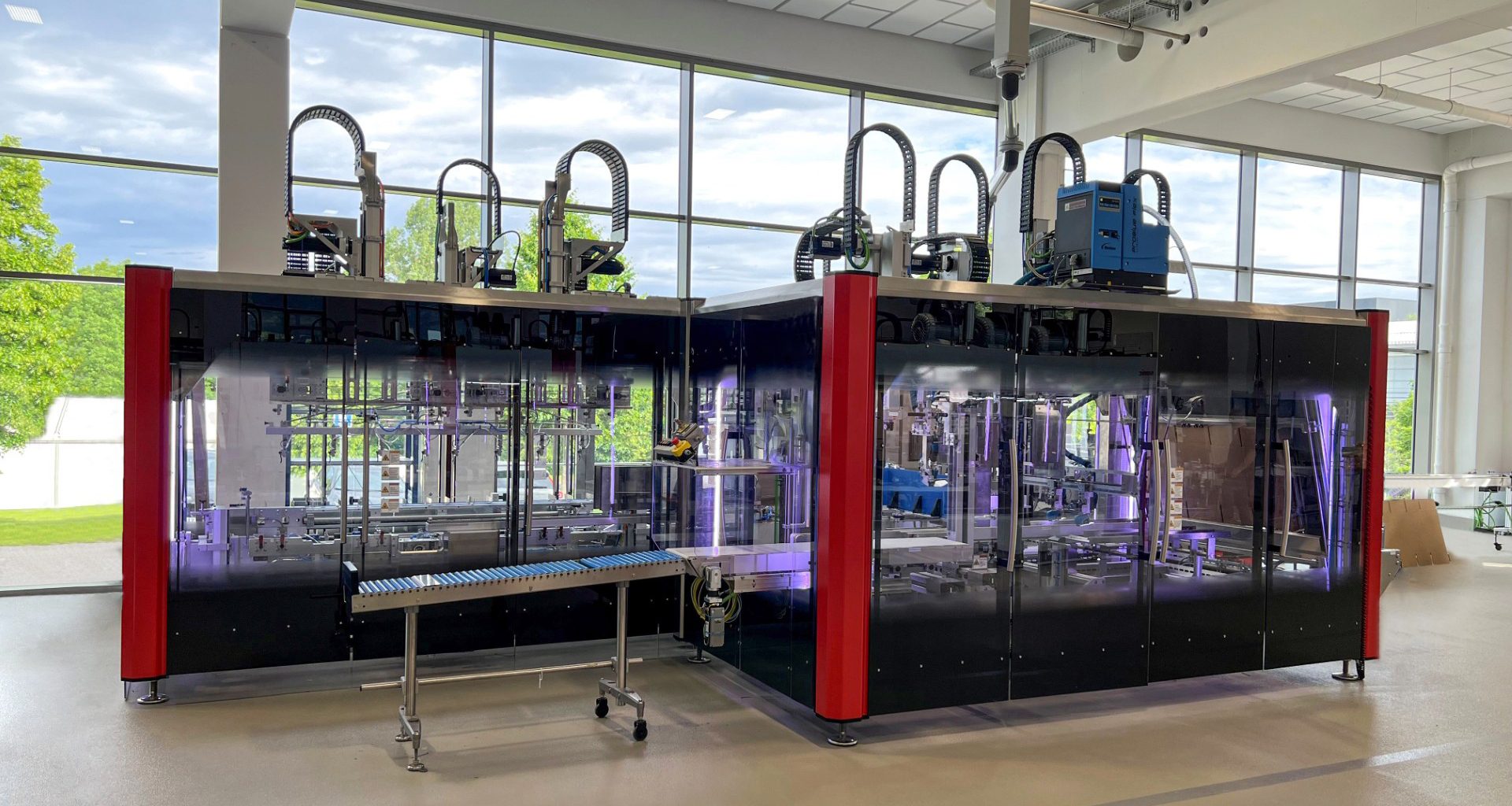 SOMIC 434 SuperFlex case packing machine in windowed room