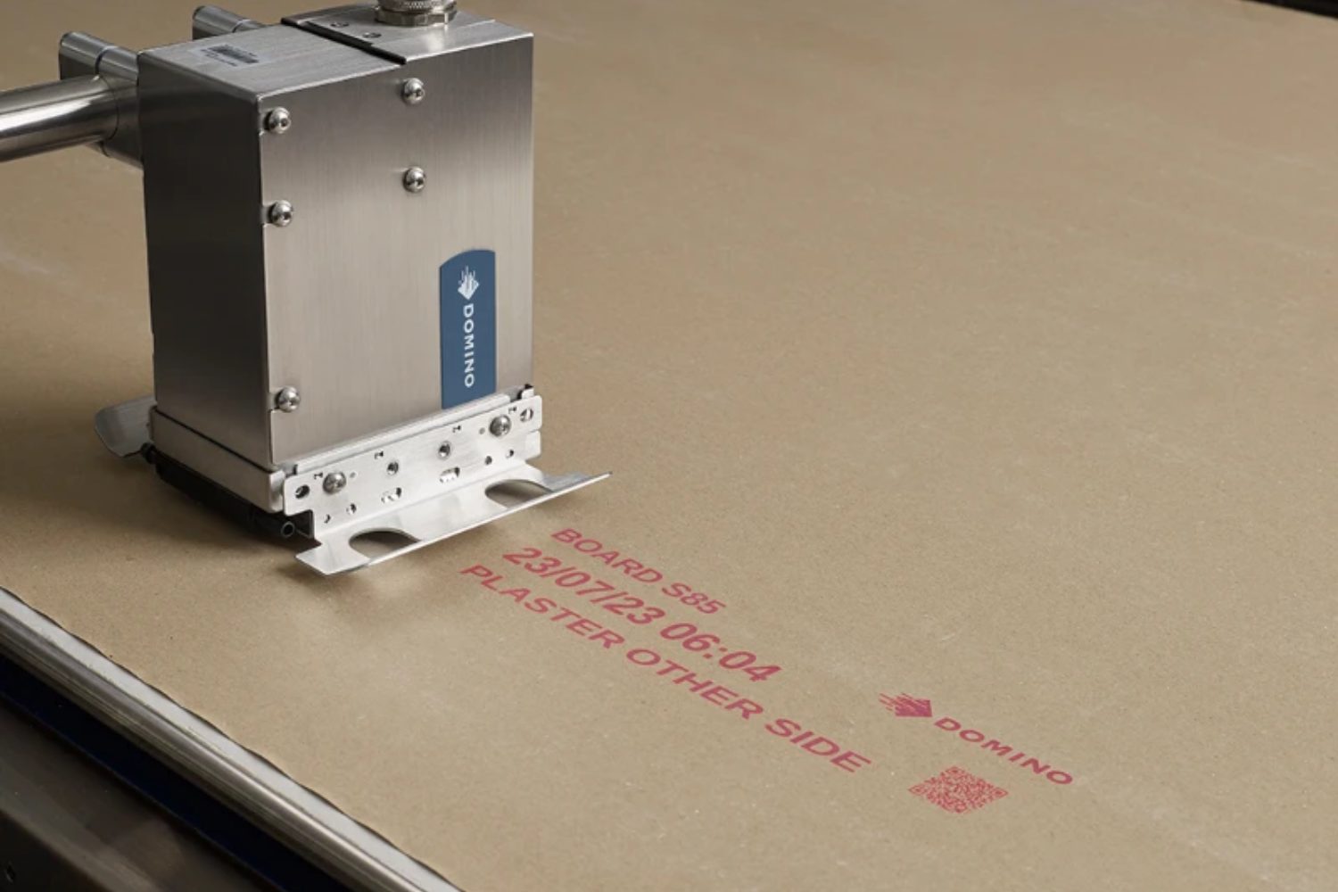 Domino Cx150i marking a brown box