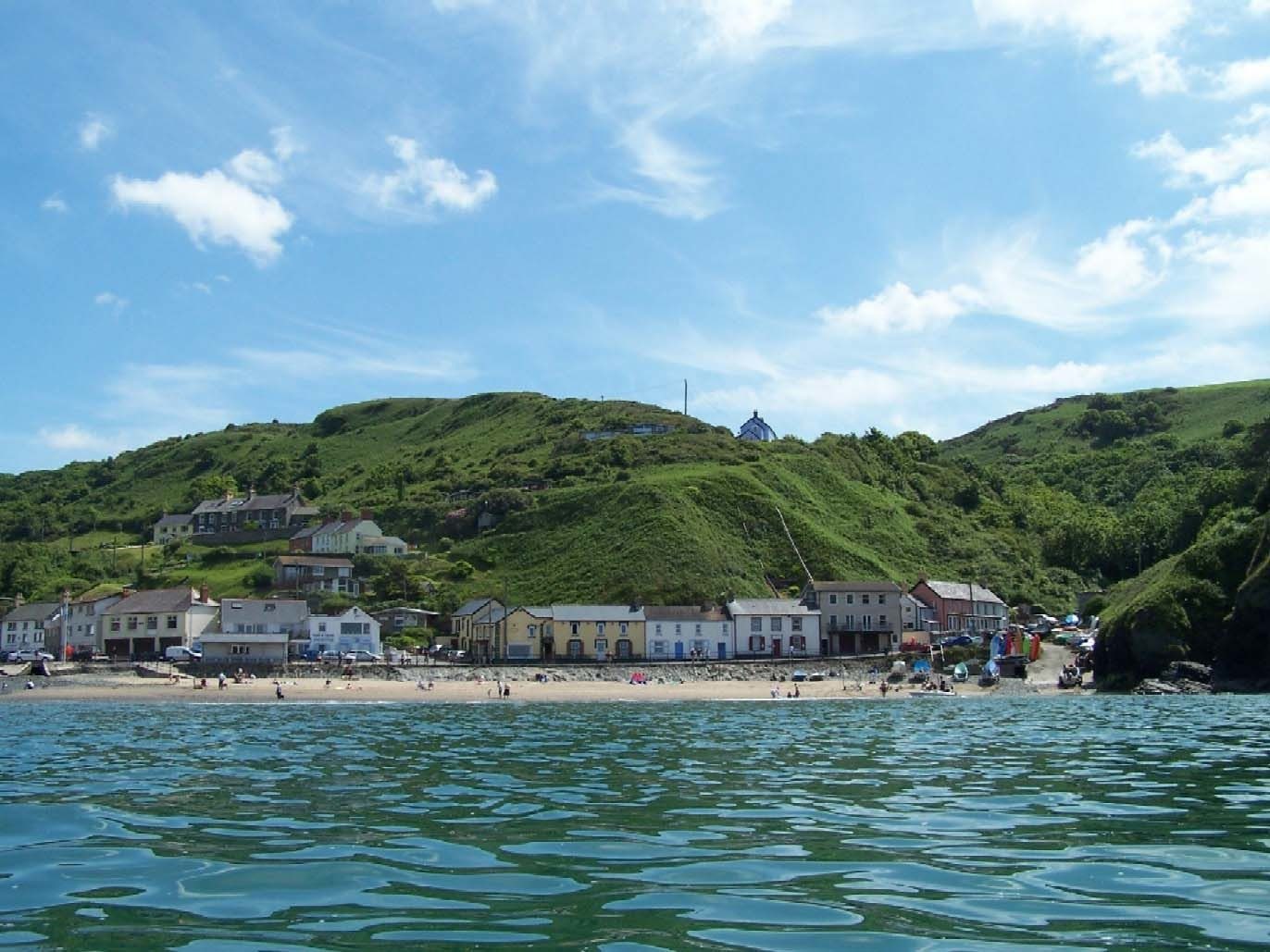 Coastal and oceanic landforms, Water resources, Sky, Cloud, Mountain, Bank, Leisure