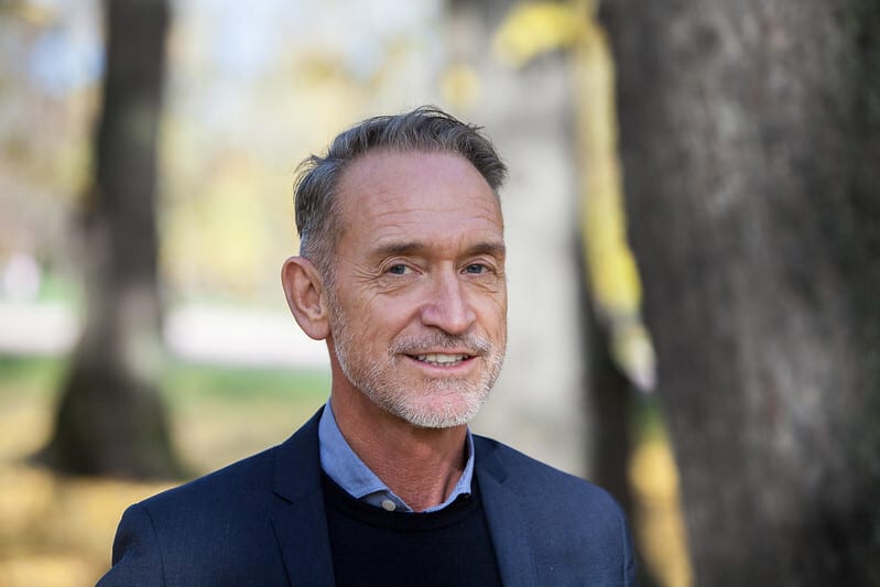 Dress shirt, Forehead, Smile, Collar, Happy