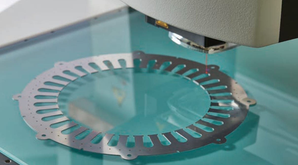 Scanning the object by auto focusing the objective lens can capture multiple cross-section images (image contrasts) at different heights. Thus obtaining 3D shape data from such images.
