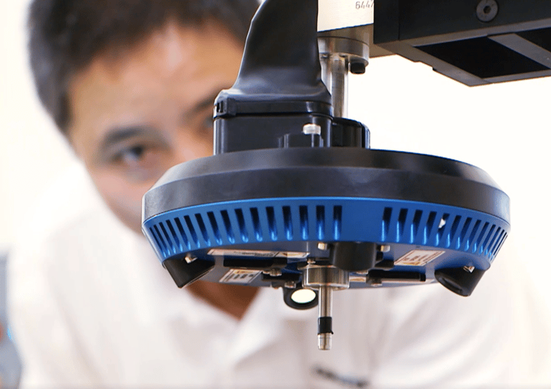 The 3D sensor is mounted around a dispensing nozzle for a 360&#xB0; view of the bead.