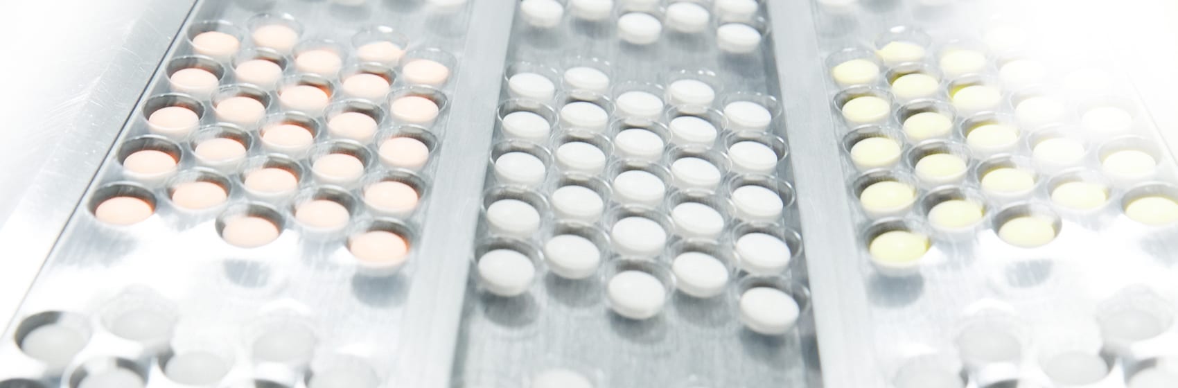 Color measurement of tablets in pharmaceutical production
