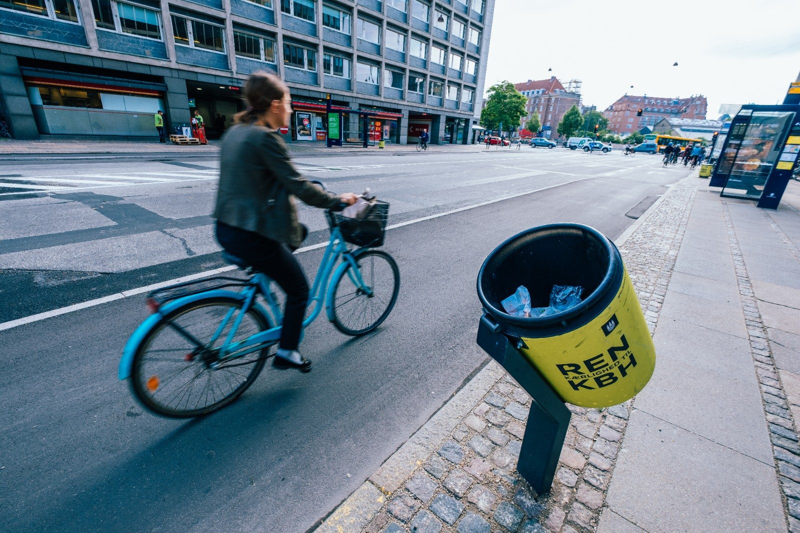 Bicycles--Equipment and supplies, Bicycle wheel, Waste container, Road surface, Tire, Crankset