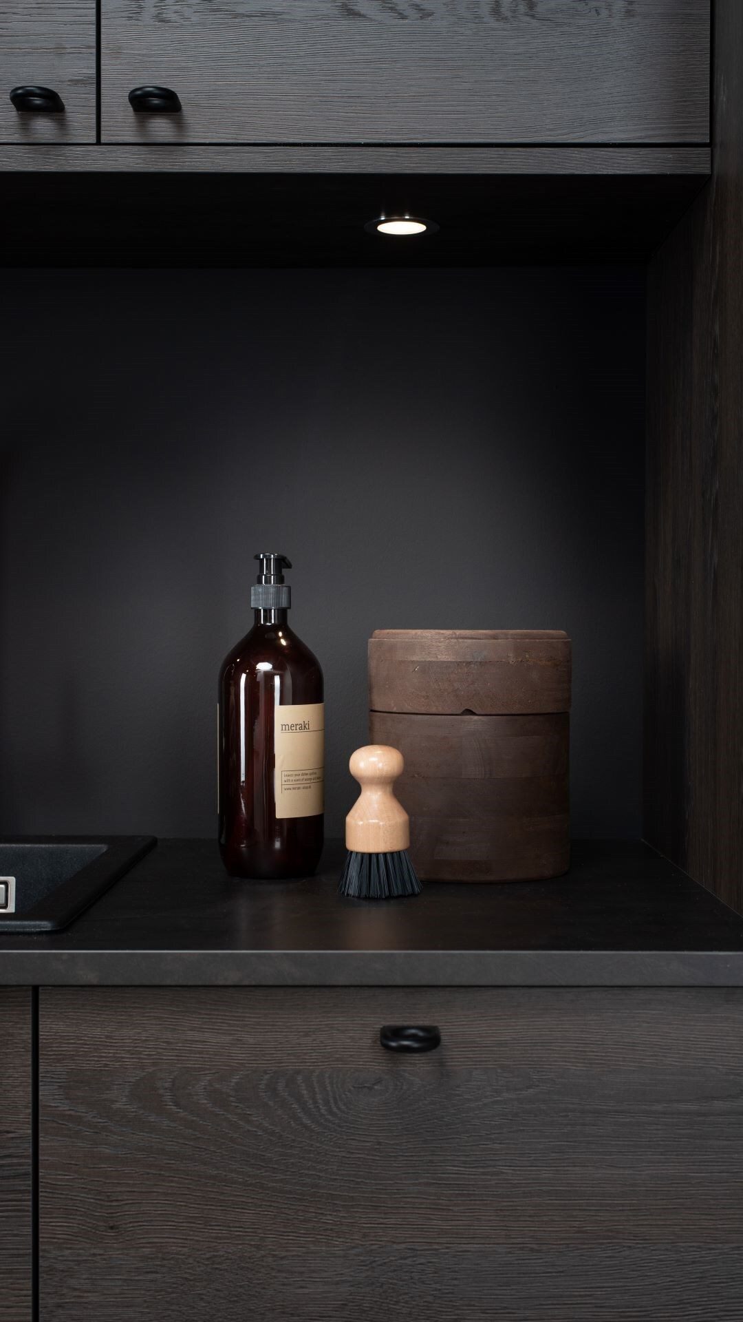 Interior design, Bottle, Drinkware, Liquid, Wood, Fluid, Grey, Barware, Flooring