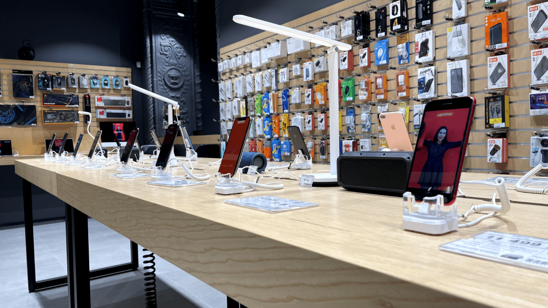 Interior design, Table, Building, Architecture, Desk, Barware