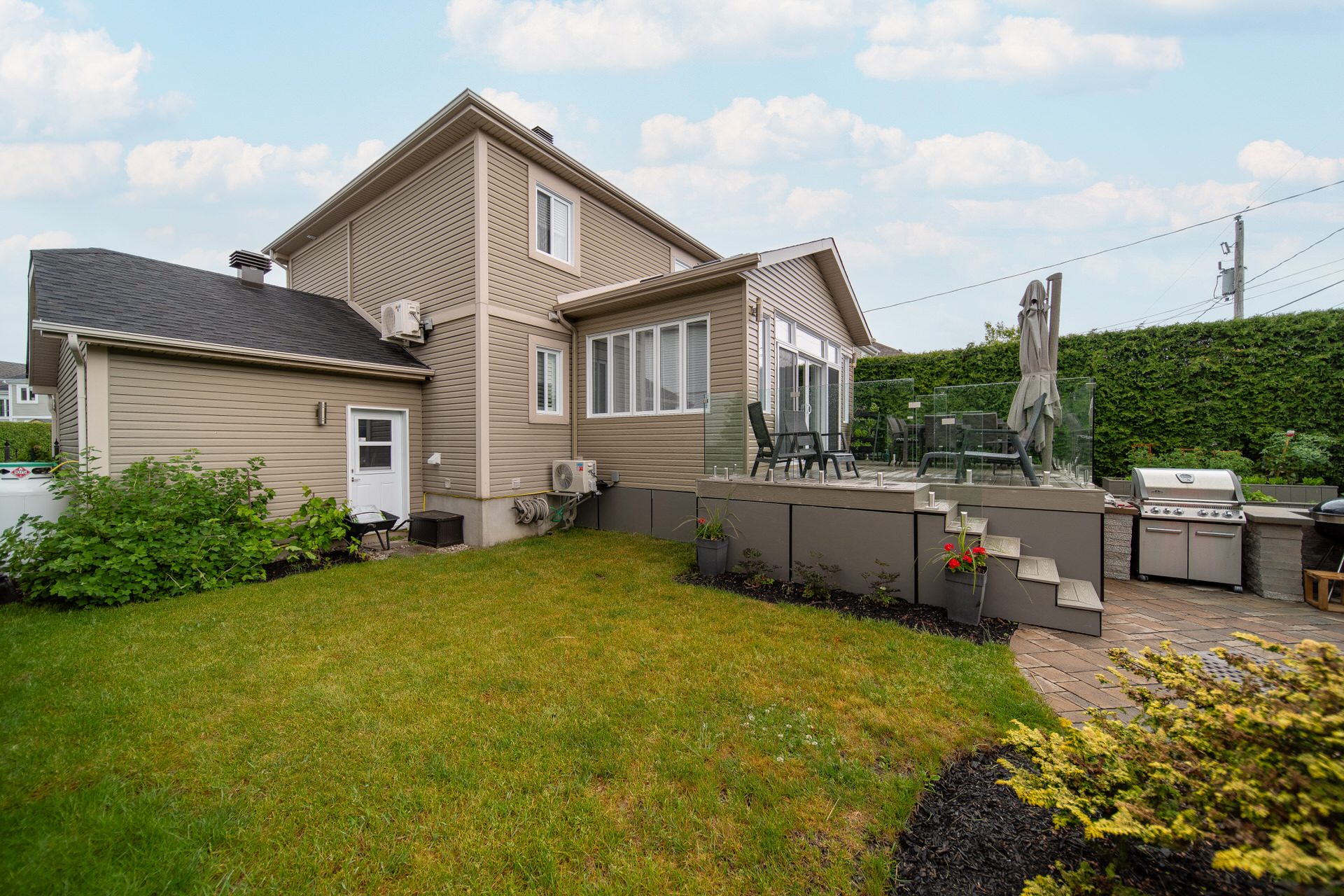 Land lot, Sky, Cloud, Plant, Building, Window, House, Tree, Grass, Cottage
