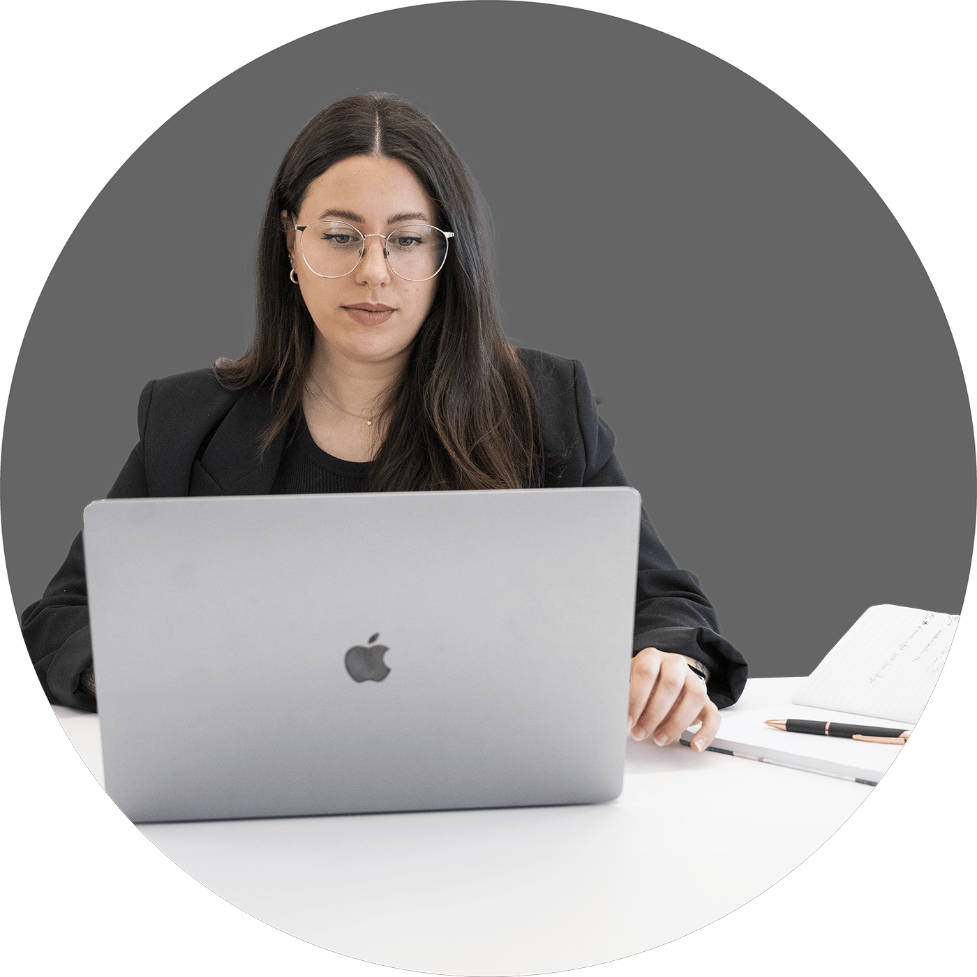 Personal computer, Output device, Glasses, Laptop, Sleeve, Comfort, Gesture, Netbook