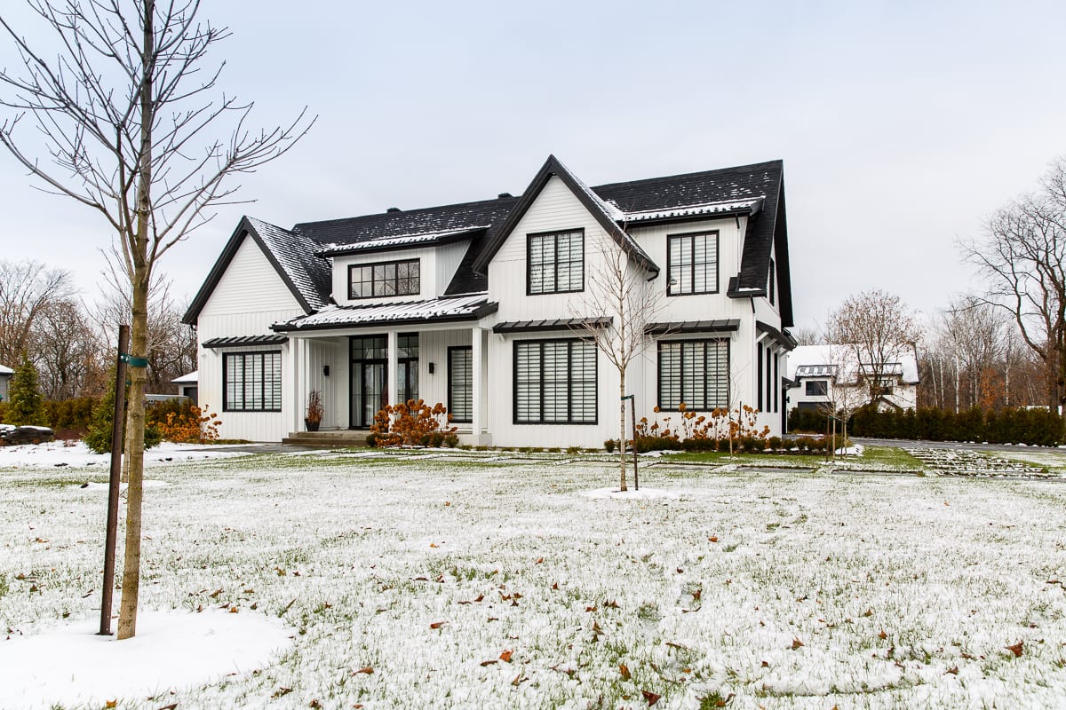 Land lot, Plant, Sky, Building, Window, Tree, House, Snow, Cottage, Door