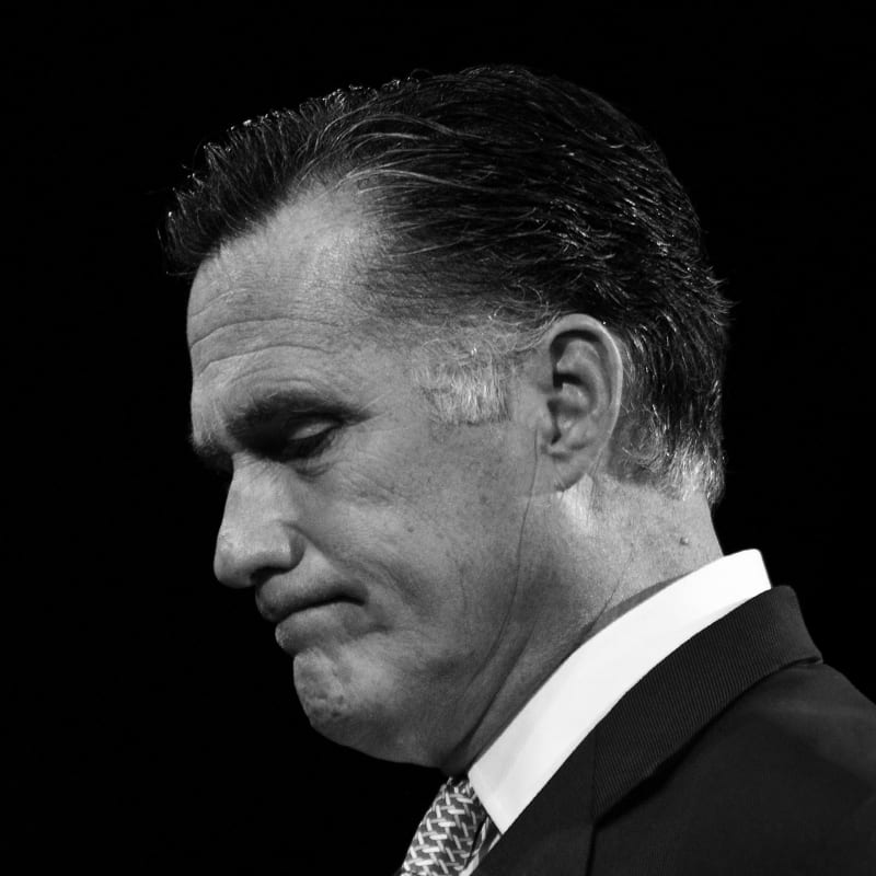 Forehead, Jaw, Coat, Ear, Suit, Collar, Tie