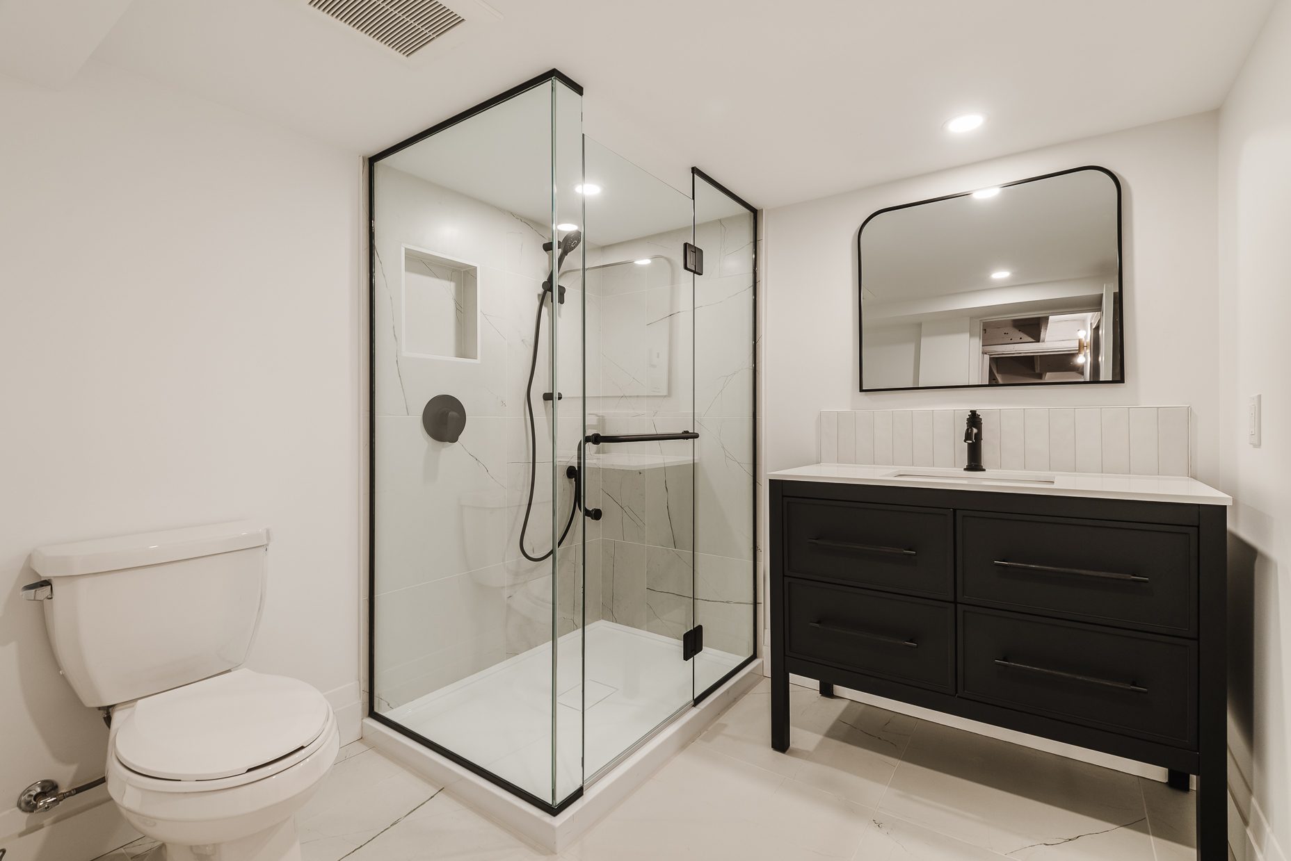 Plumbing fixture, Bathroom cabinet, Mirror, Building, Cabinetry, Tap, Door, Line