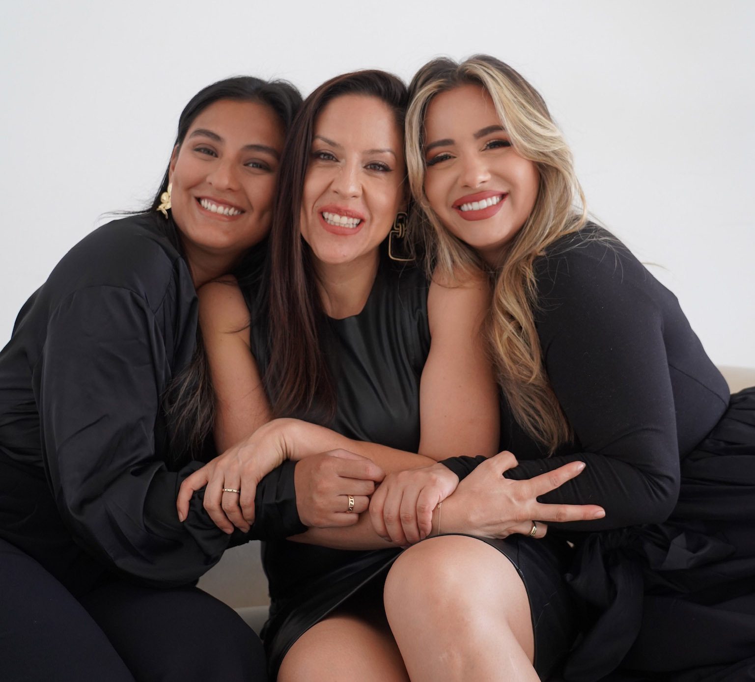 Flash photography, Smile, Skin, Hand, Arm, Leg, Comfort, Happy, Gesture, Dress