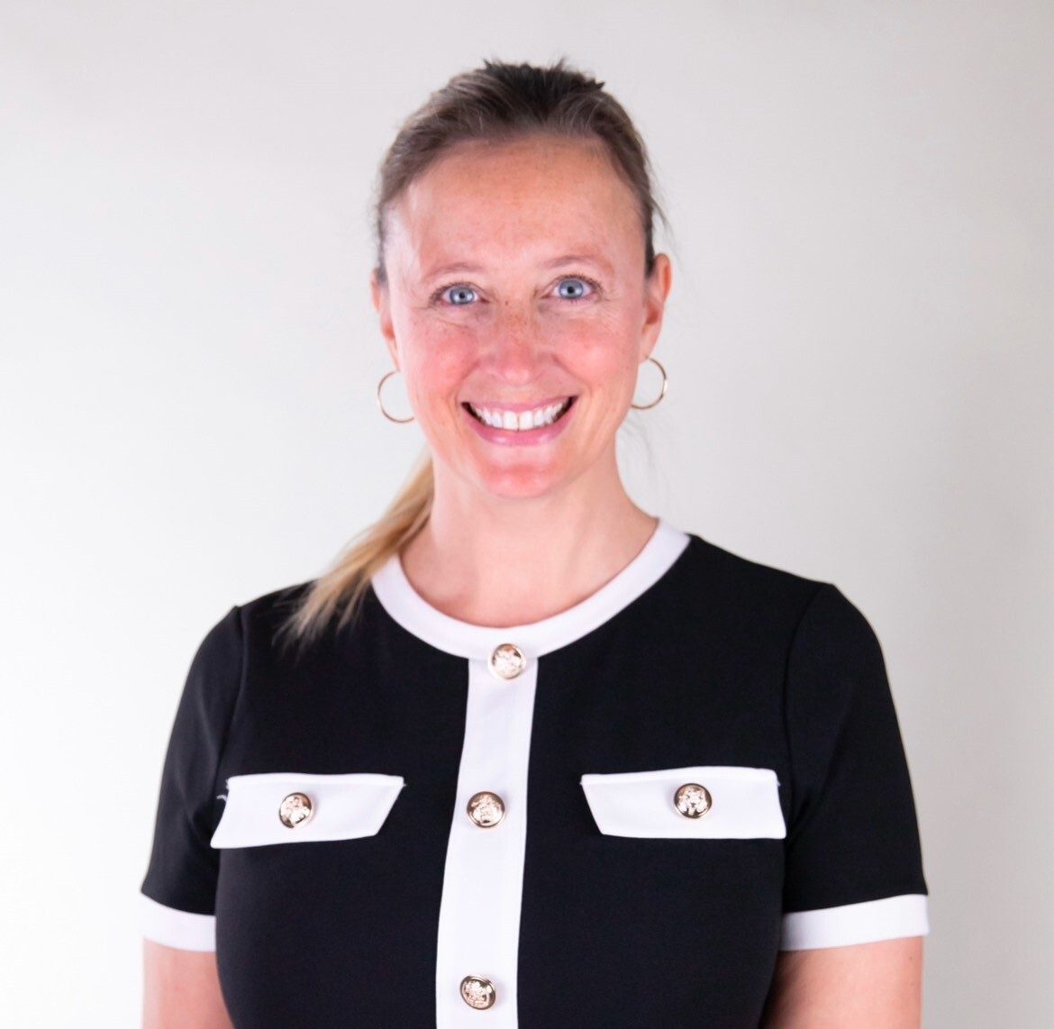 Facial expression, Smile, Sleeve, Collar, Shoulder, Neck, Happiness, Tooth, Jewellery, Makeover
