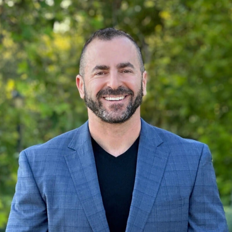 Dress shirt, Forehead, Smile, Outerwear, Beard, Human, Neck, Jaw, Sleeve, Grey