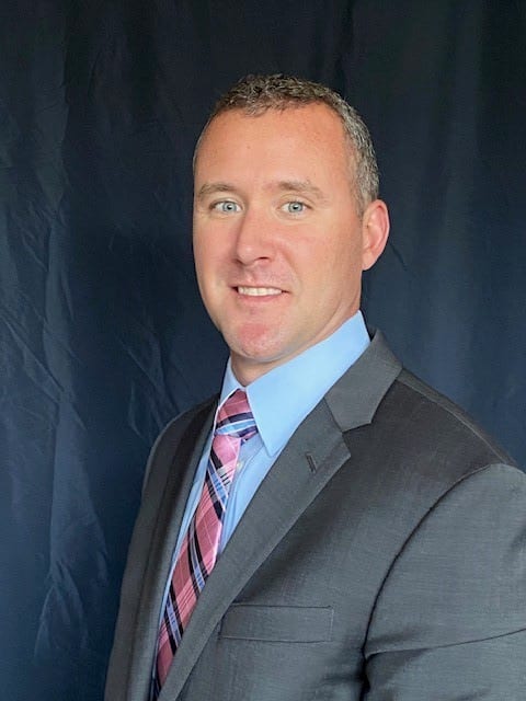 Dress shirt, Forehead, Smile, Coat, Sleeve, Tie, Gesture, Suit, Collar