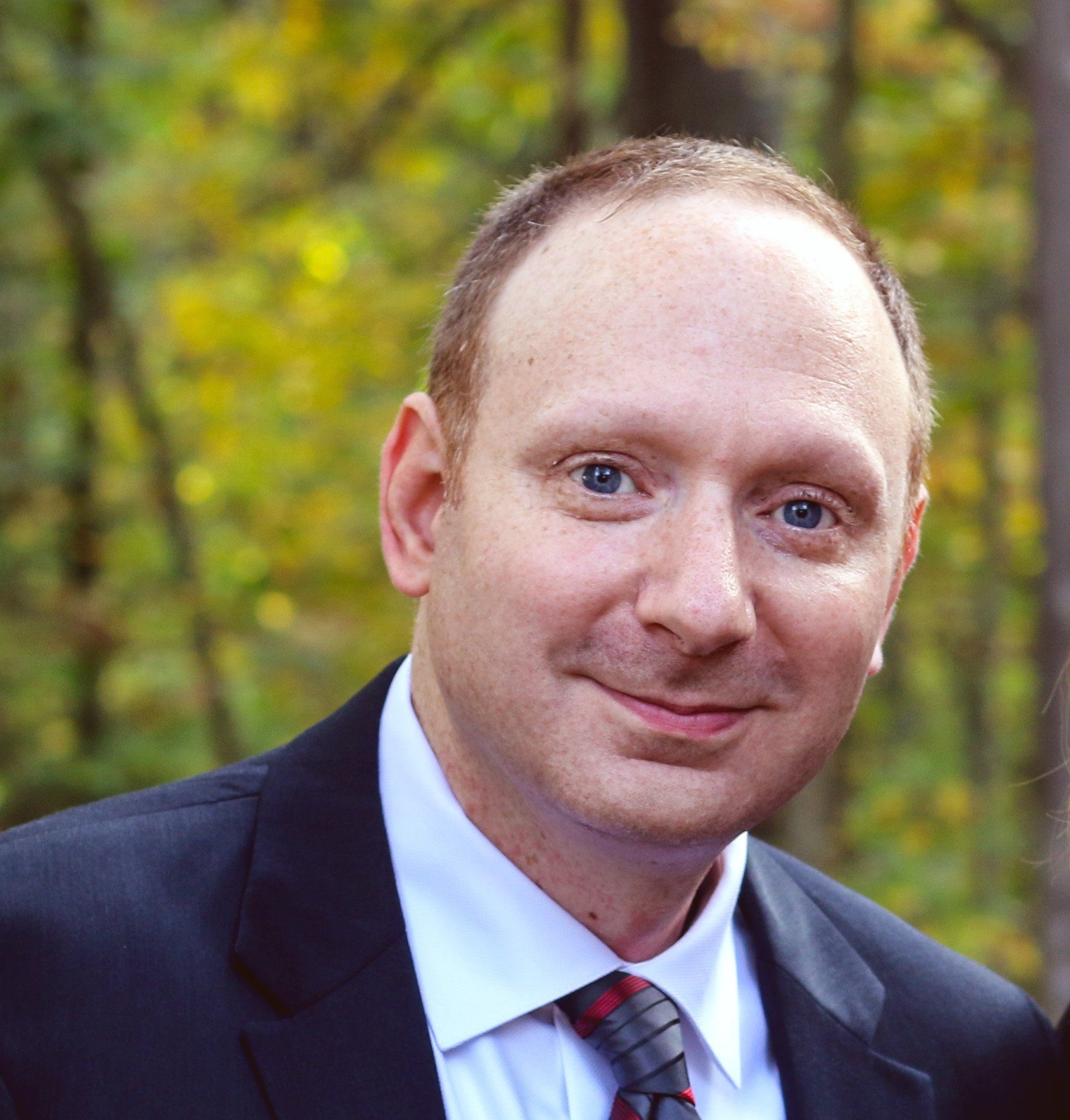 Dress shirt, Forehead, Head, Chin, Hairstyle, Eyebrow, Tie, Coat, Suit, Collar