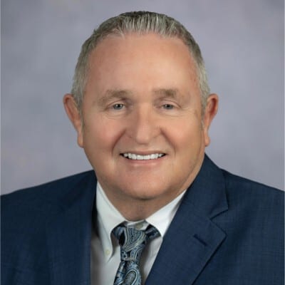 Dress shirt, Forehead, Smile, Chin, Eyebrow, Suit, Collar, Tie