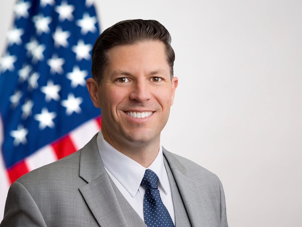 Dress shirt, Forehead, Smile, Head, Chin, Sleeve, Tie, Gesture, Suit, Collar
