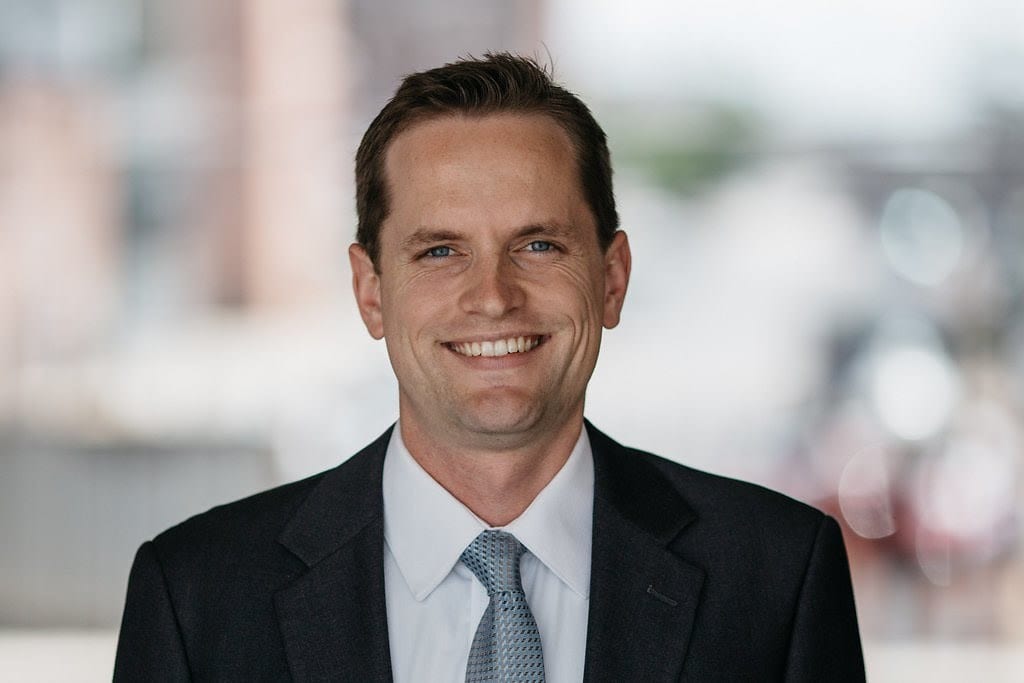 Dress shirt, Forehead, Smile, Sleeve, Collar, Tie, Suit, Happy