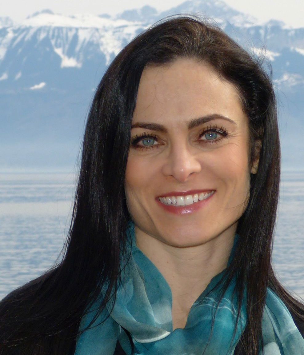 Flash photography, Face, Smile, Lip, Eyebrow, Eye, Eyelash, Mountain, Jaw, Snow