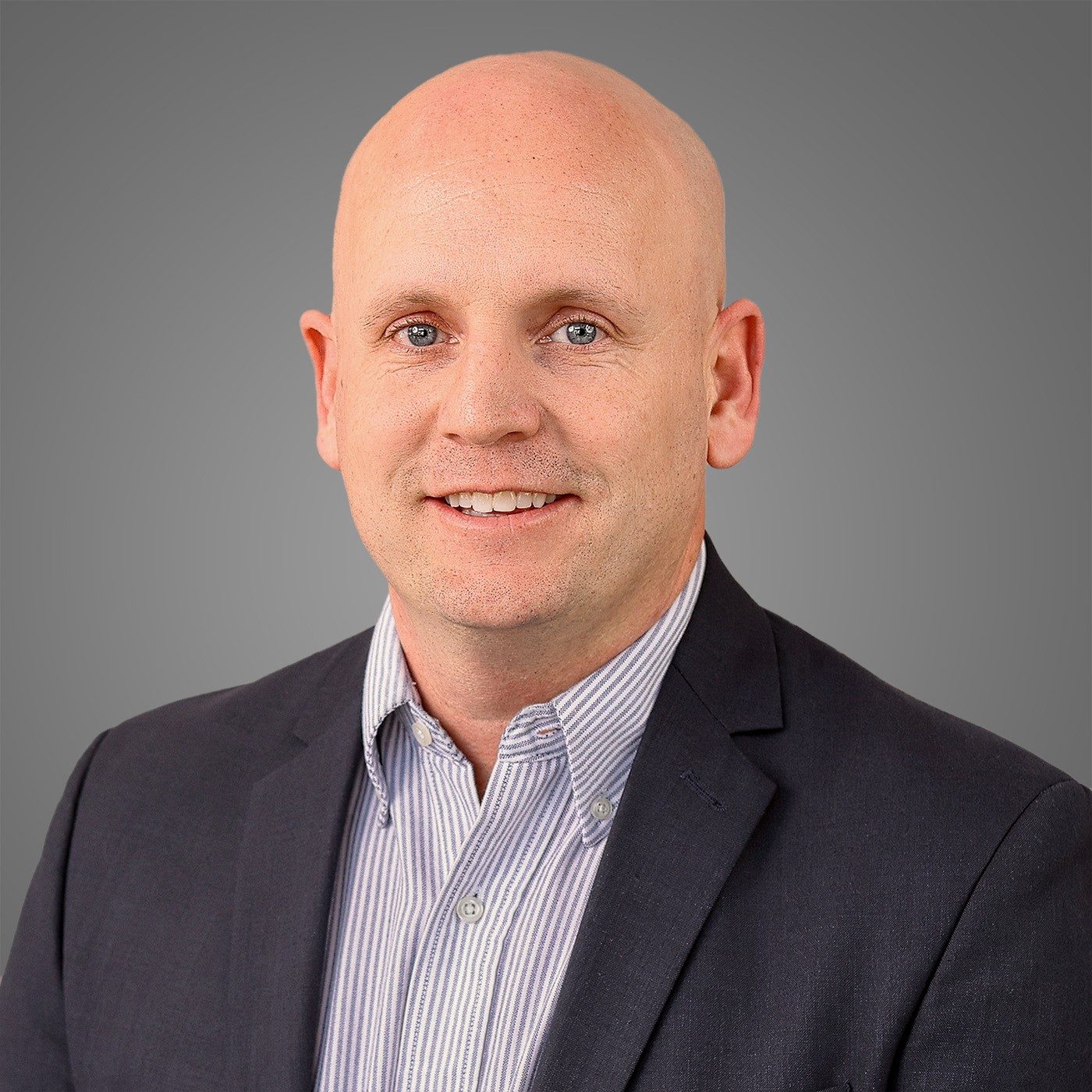 Dress shirt, Smile, Eyebrow, Eye, Sleeve, Gesture, Collar, Suit