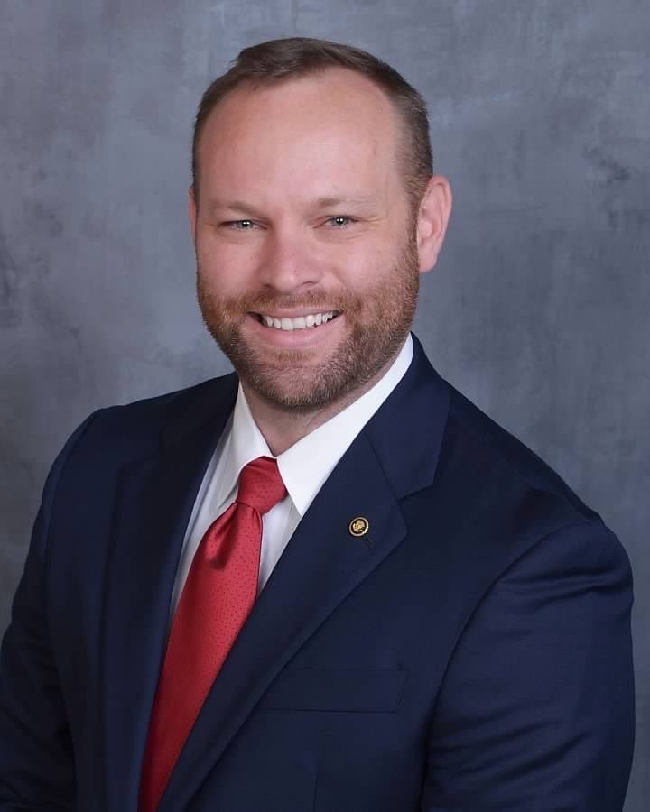 Dress shirt, Smile, Vertebrate, Tie, Beard, Jaw, Sleeve, Collar, Suit
