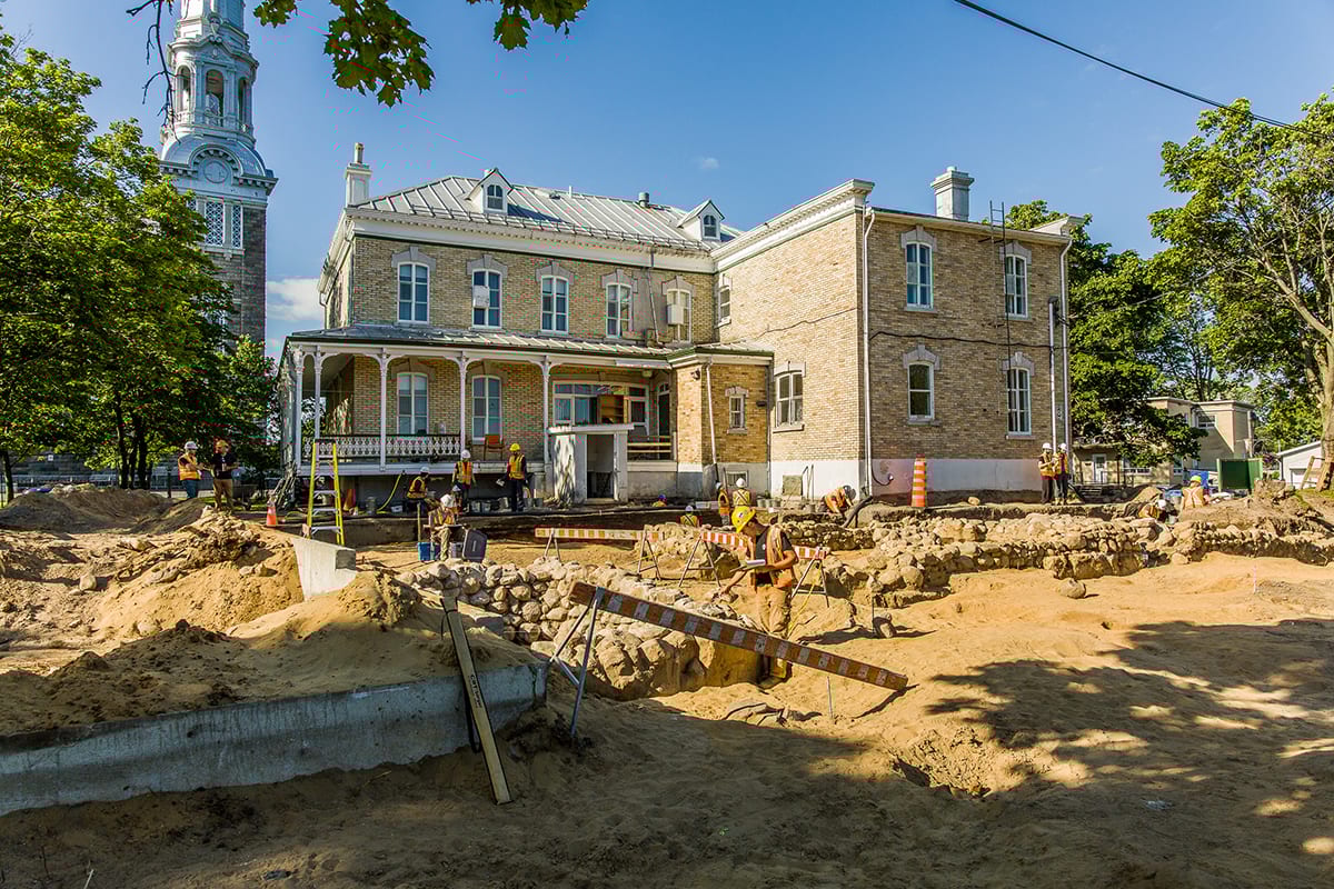Residential area, Public space, Road surface, Sky, Building, Window, Tree, Neighbourhood, House