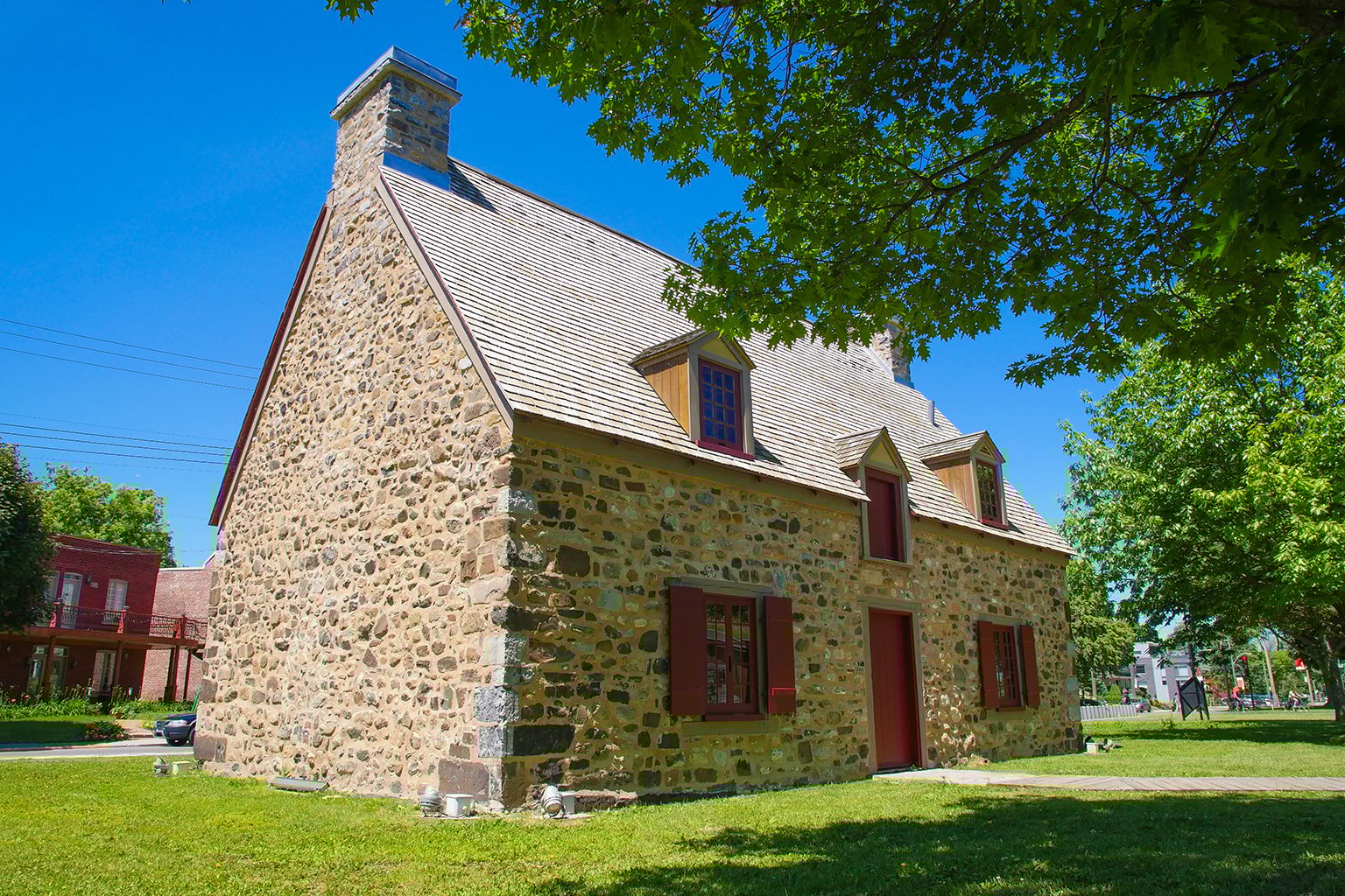 Land lot, Plant, Sky, Building, Window, Tree, House, Cottage