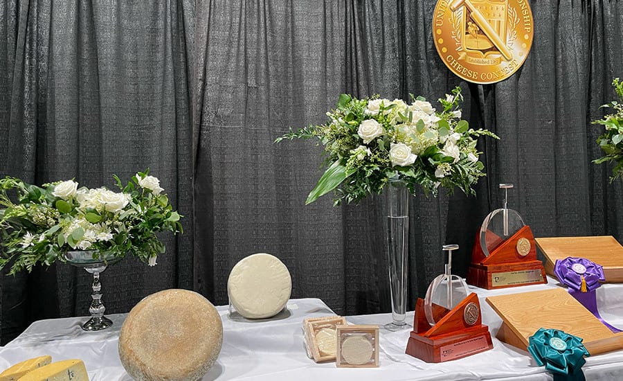Interior design, Flower Arranging, Tablecloth, Linens, Lighting, Table, Furniture, Floristry, Curtain