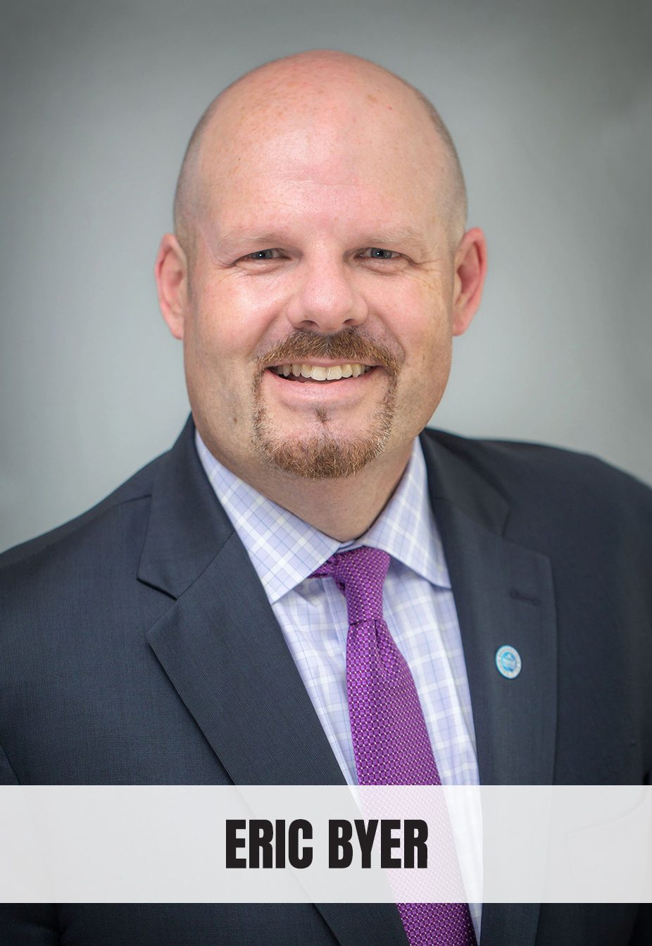 Dress shirt, Forehead, Nose, Smile, Eyebrow, Beard, Jaw, Tie, Gesture, Suit