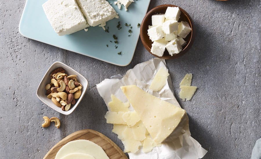 Sheep milk cheese, Food, Tableware, Ingredient, Dishware, Recipe, Gorgonzola, Plate