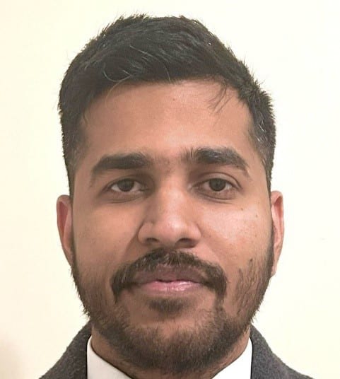 Dress shirt, Forehead, Nose, Chin, Eyebrow, Beard, Jaw, Tie, Collar